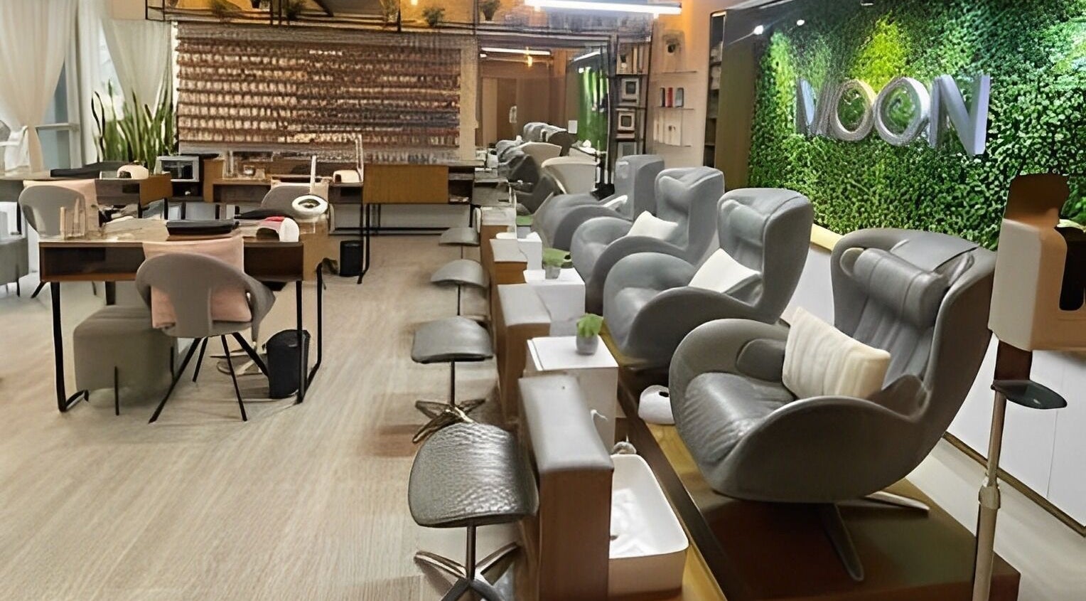 Interior de Moon Spa en Caracas, Miranda, VE, con cómodos sillones y elegante decoración.