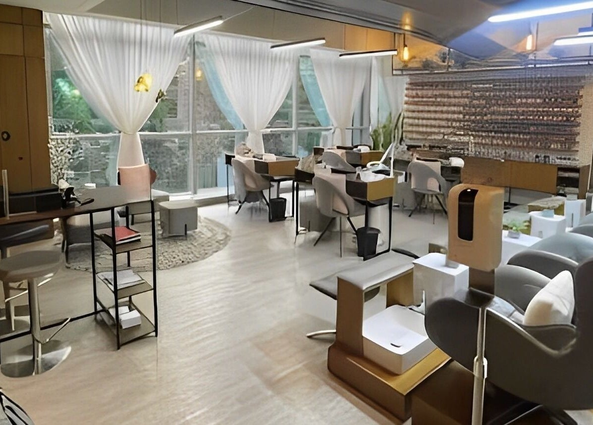 Interior contemporáneo de Moon Spa en Caracas, Miranda, VE, con estaciones de manicura y lámparas elegantes.