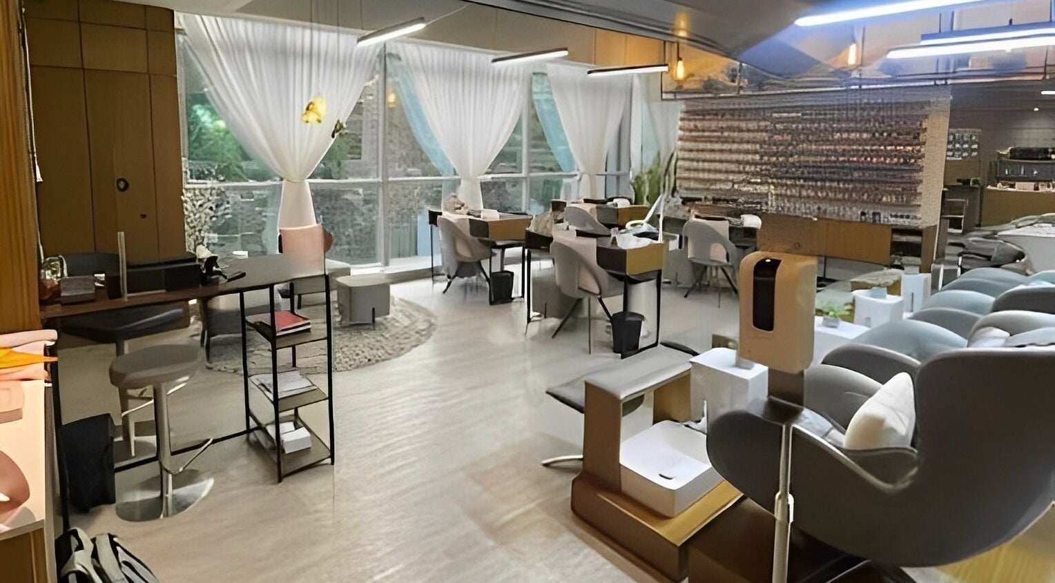 Interior contemporáneo de Moon Spa en Caracas, Miranda, VE, con estaciones de manicura y lámparas elegantes.