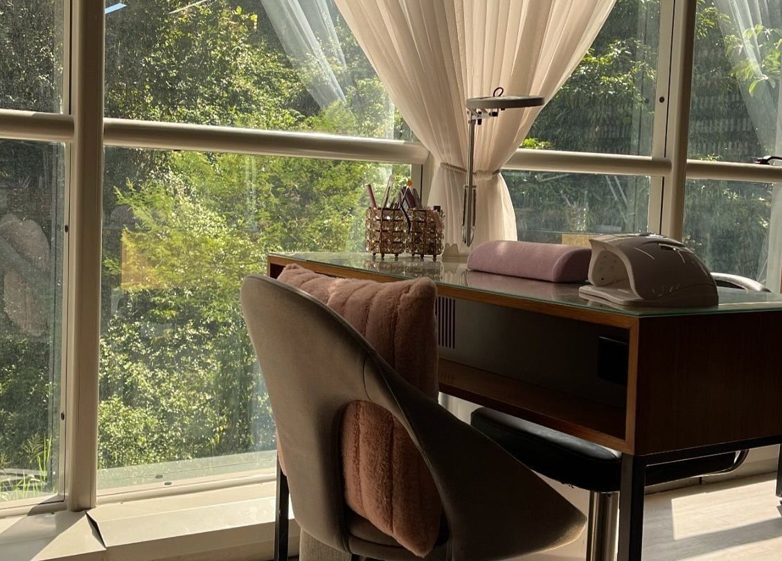 Estación de belleza en Moon Spa, Caracas, Miranda, VE, con ventana grande y luz natural.