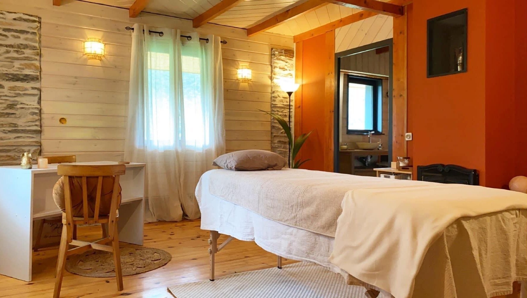 Salle de soins paisible à L'Instant M, La Trinite, Auvergne-rhône-alpes, FR, avec table de massage.