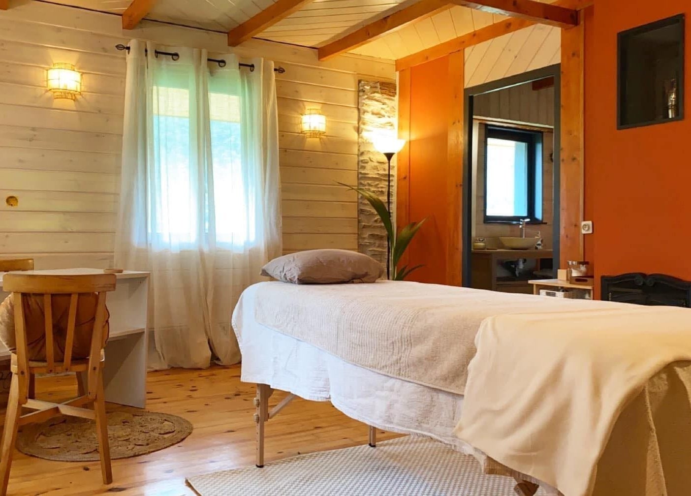 Salle de soins paisible à L'Instant M, La Trinite, Auvergne-rhône-alpes, FR, avec table de massage.