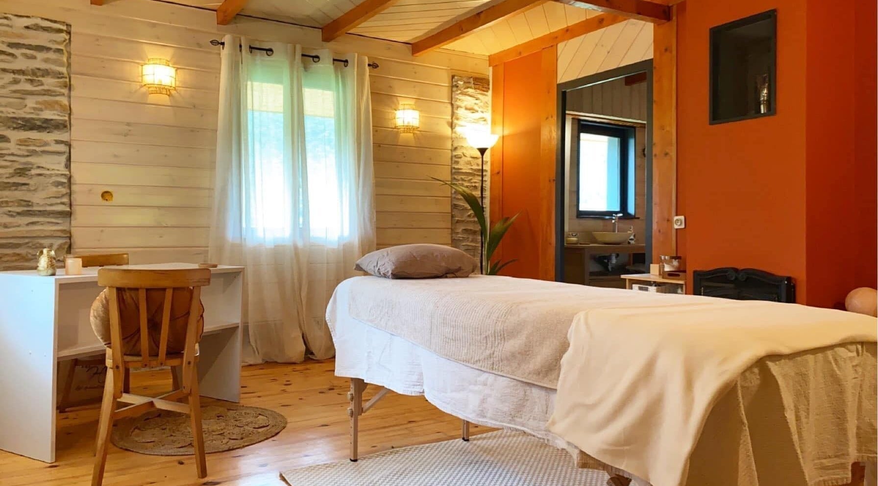 Salle de soins paisible à L'Instant M, La Trinite, Auvergne-rhône-alpes, FR, avec table de massage.