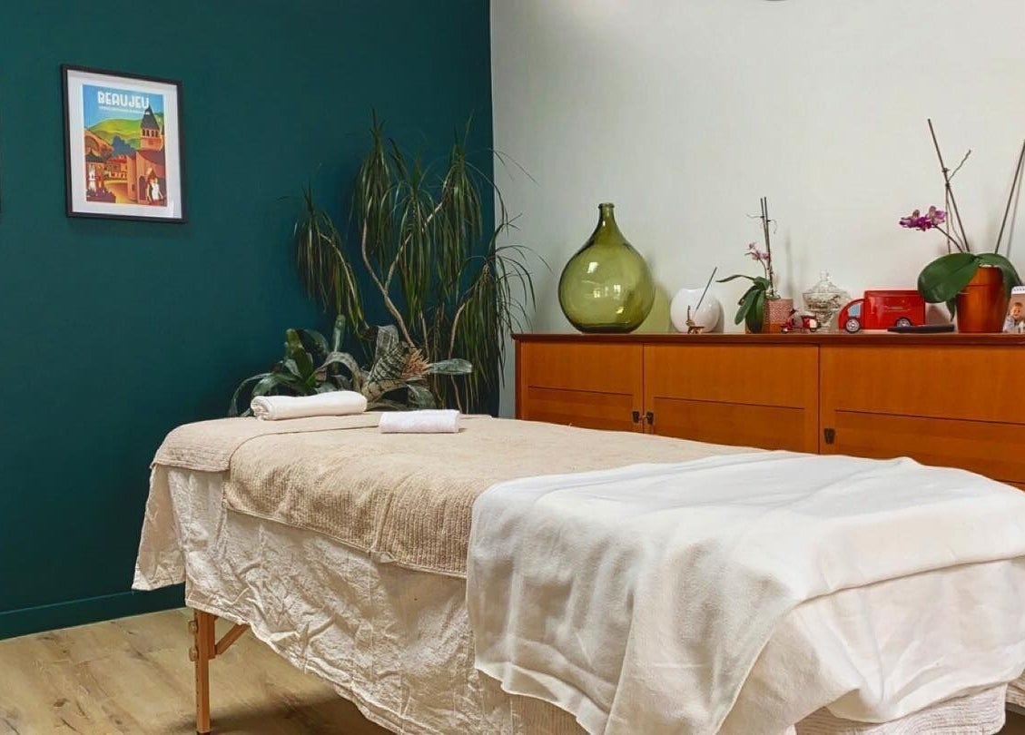 Salle de massage apaisante à L’Instant M à La Trinite, Auvergne-rhône-alpes, FR. Décor élégant et invitant.