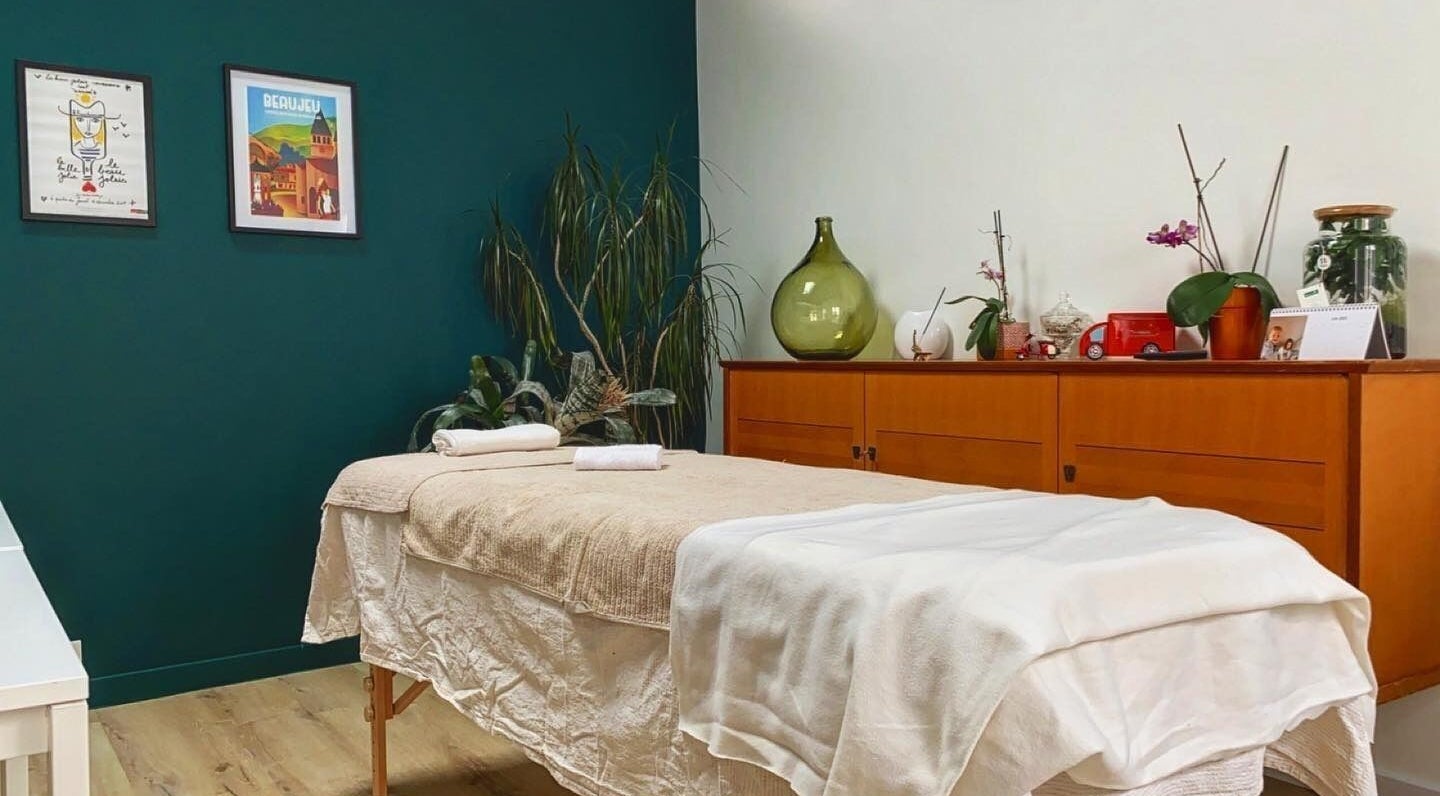 Salle de massage apaisante à L’Instant M à La Trinite, Auvergne-rhône-alpes, FR. Décor élégant et invitant.