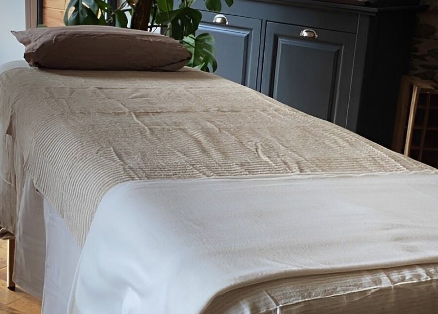 Table de massage paisible à L’Instant M, La Trinité, Auvergne-rhône-alpes, FR.