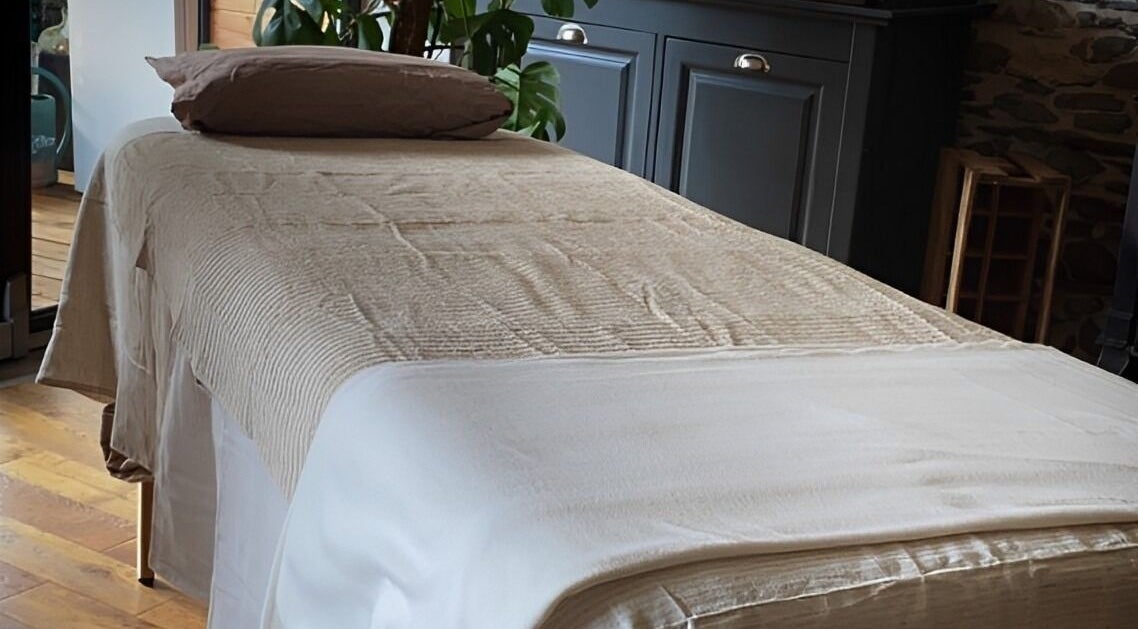 Table de massage paisible à L’Instant M, La Trinité, Auvergne-rhône-alpes, FR.