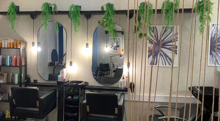 Interior elegante do Studio DeVitto em Amadora, Lisboa, PT com decoração de espelhos e plantas.