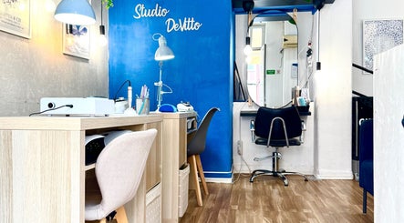 Interior elegante do Studio DeVitto em Amadora, Lisboa, PT, com estação de beleza moderna.