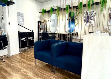 Interior moderno do Studio DeVitto em Amadora, Lisboa, PT, com cadeiras elegantes e decoração contemporânea.