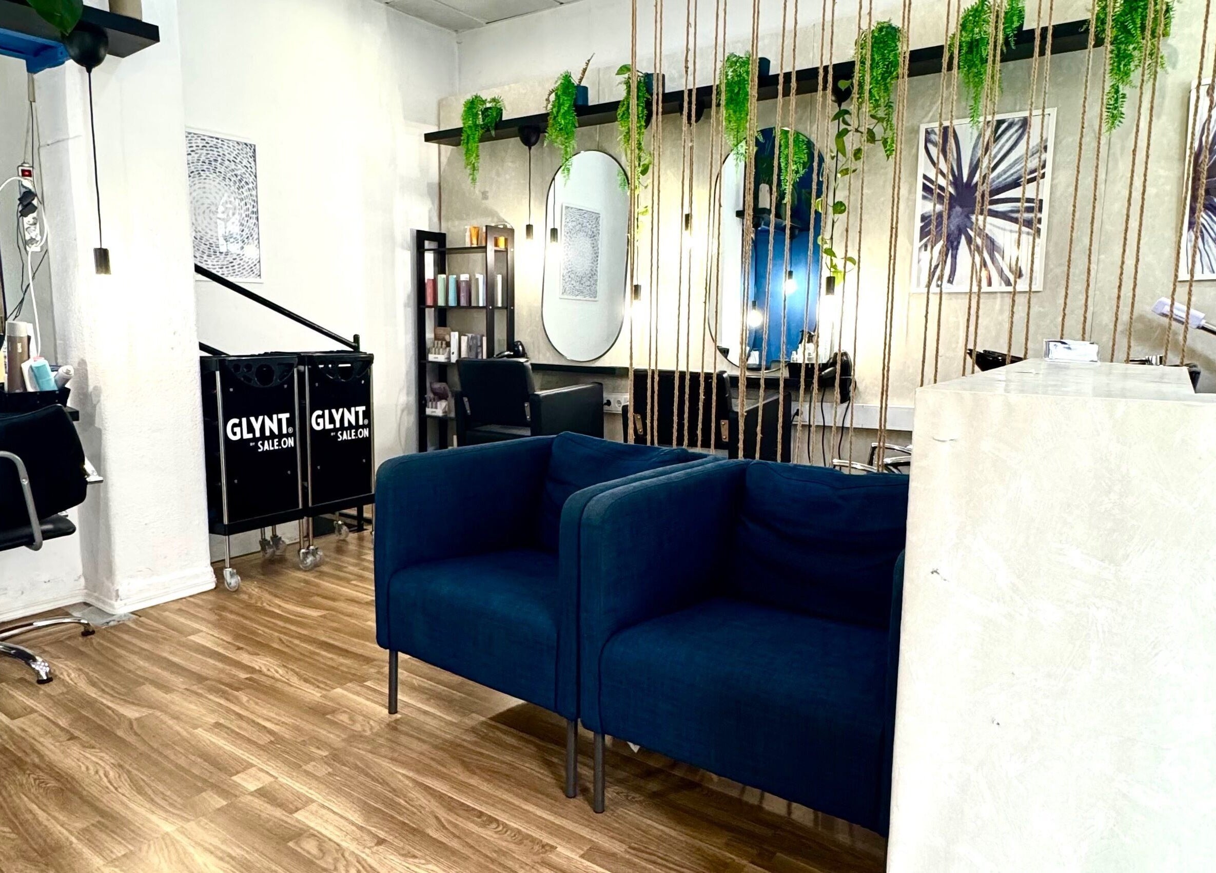 Interior moderno do Studio DeVitto em Amadora, Lisboa, PT, com cadeiras elegantes e decoração contemporânea.