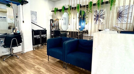 Interior moderno do Studio DeVitto em Amadora, Lisboa, PT, com cadeiras elegantes e decoração contemporânea.