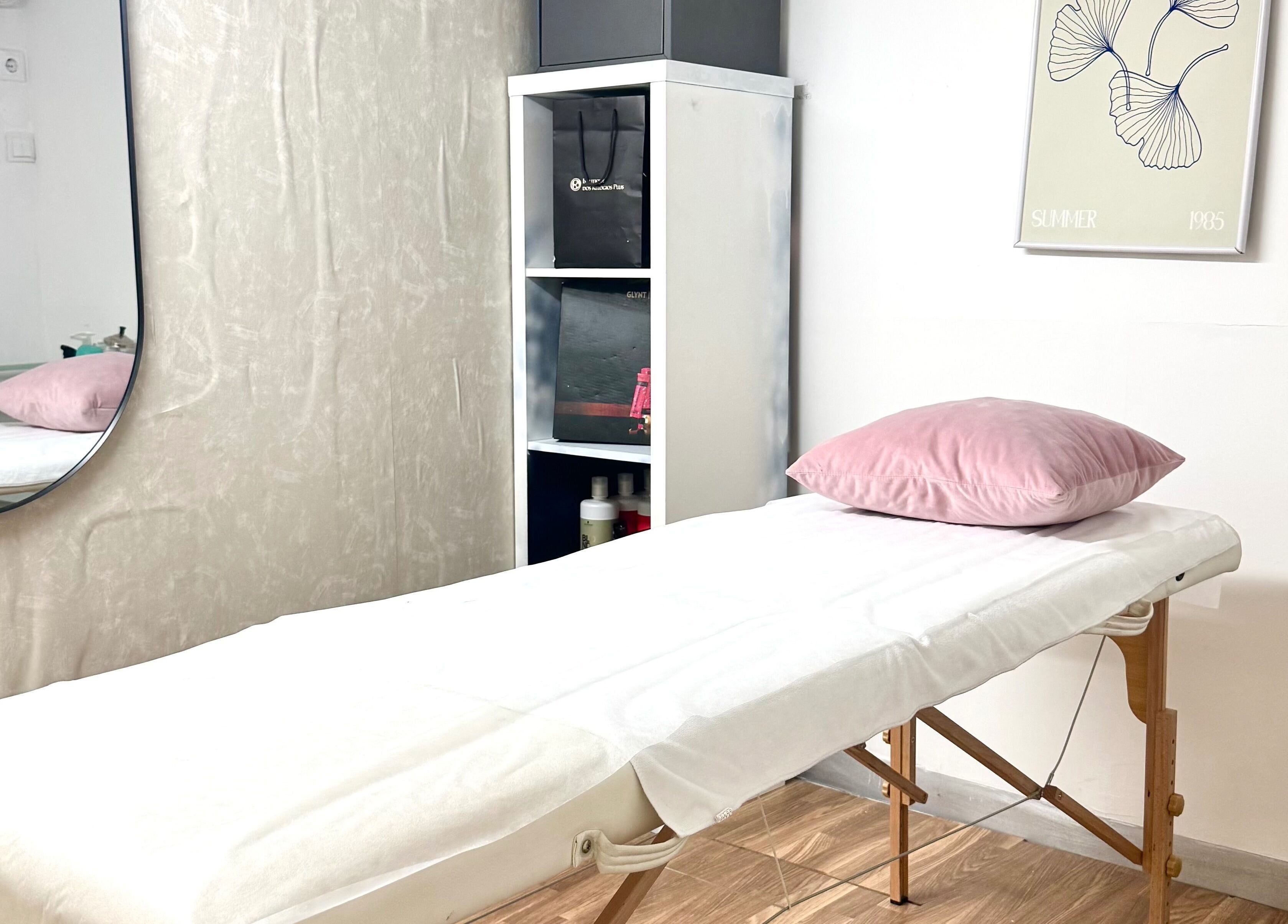 Sala de tratamento no Studio DeVitto, Amadora, Lisboa, PT, com cama de massagem e decoração acolhedora.