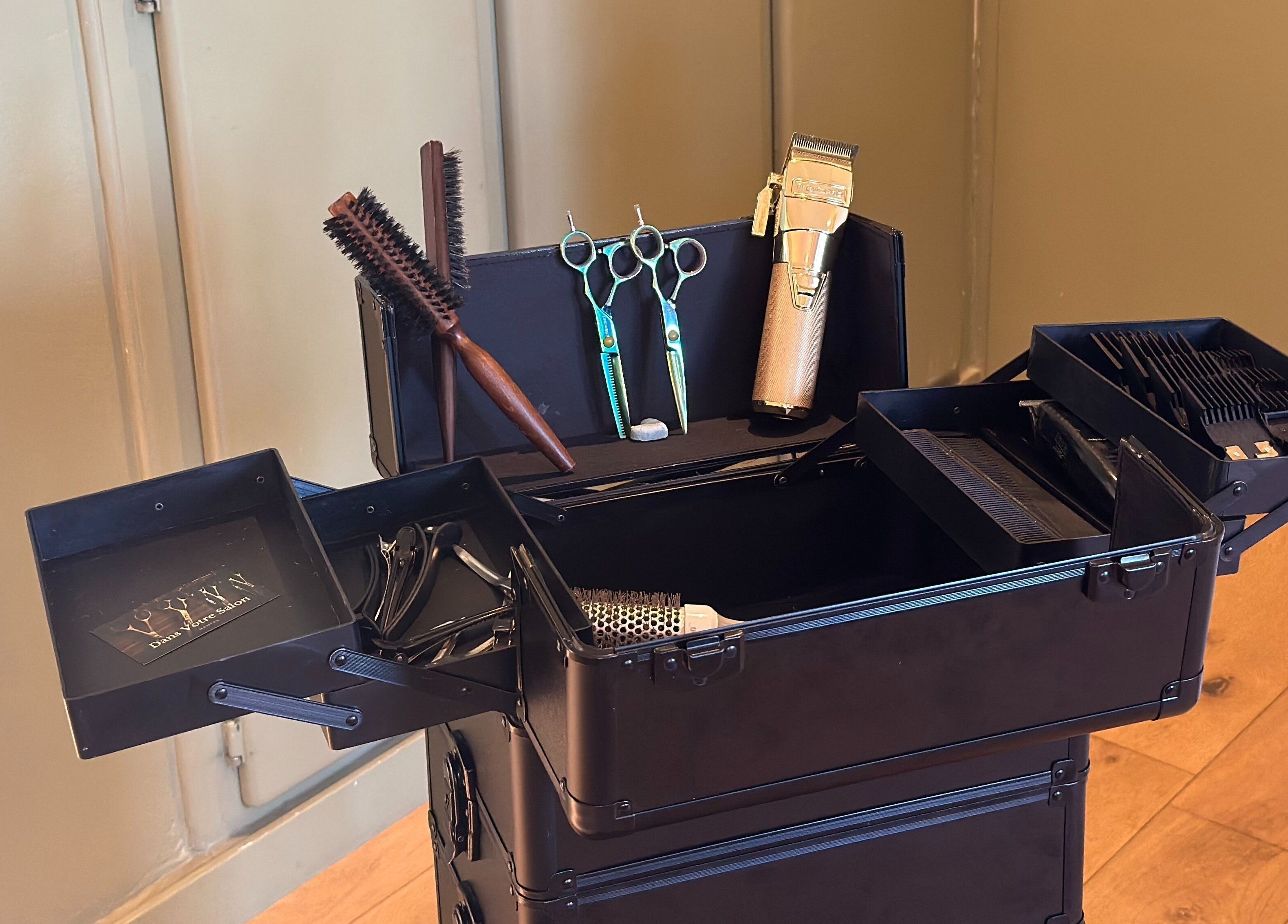 Trousse coiffure de François Coiffeur à Domicile à Nantes, Pays De La Loire, FR avec ciseaux et peigne.