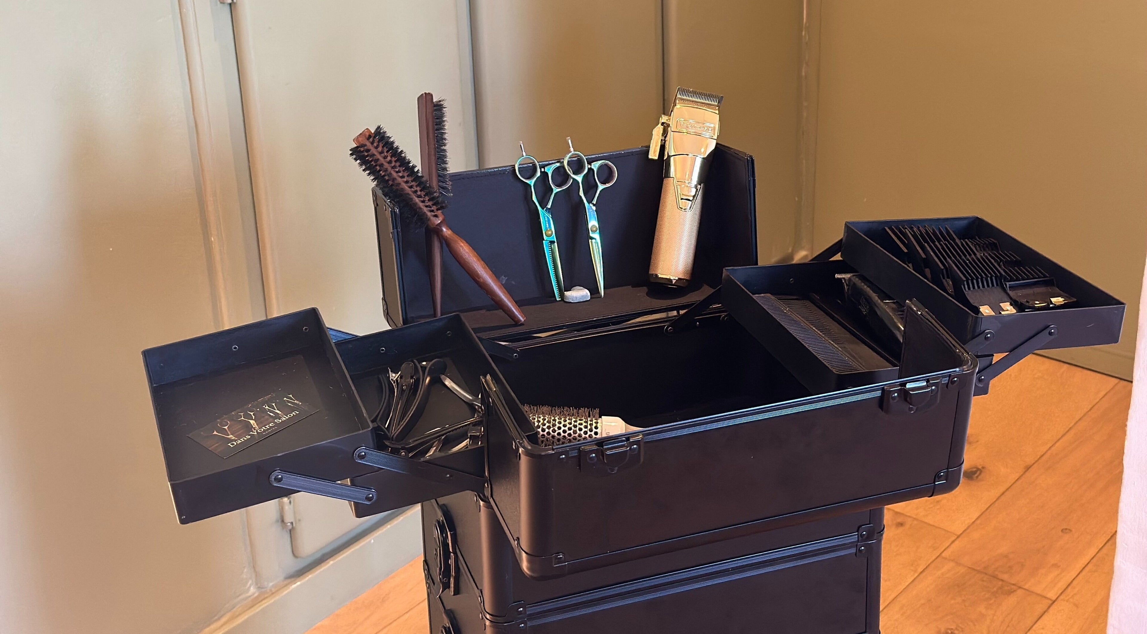 Trousse coiffure de François Coiffeur à Domicile à Nantes, Pays De La Loire, FR avec ciseaux et peigne.