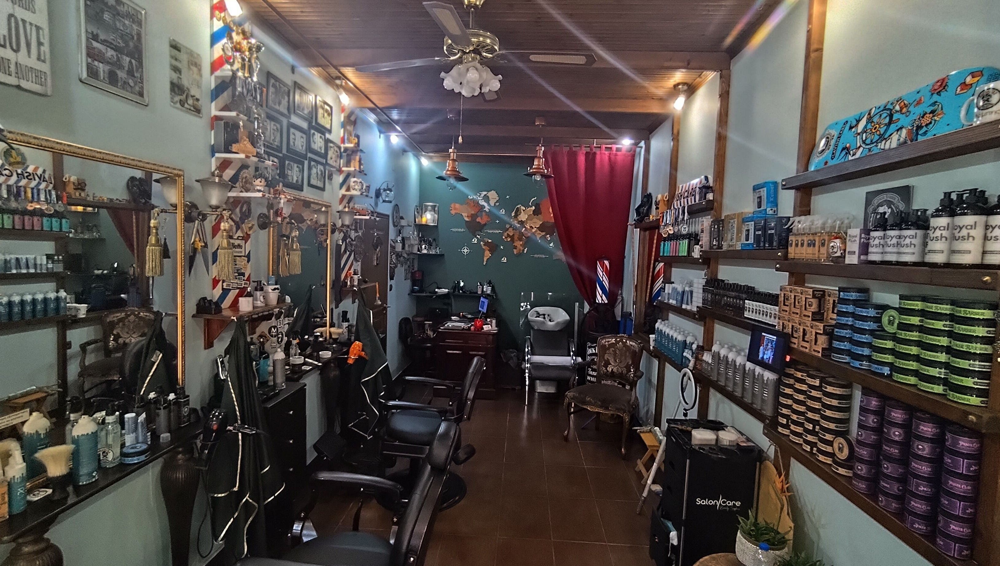 Εσωτερικό Barberiko by Rassos, Αριδαία, GR με μοντέρνα διακόσμηση και προϊόντα περιποίησης.