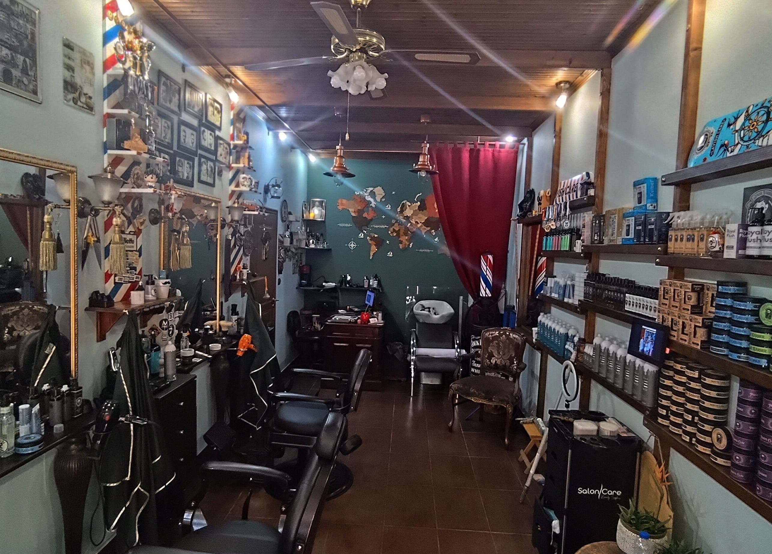 Εσωτερικό Barberiko by Rassos, Αριδαία, GR με μοντέρνα διακόσμηση και προϊόντα περιποίησης.