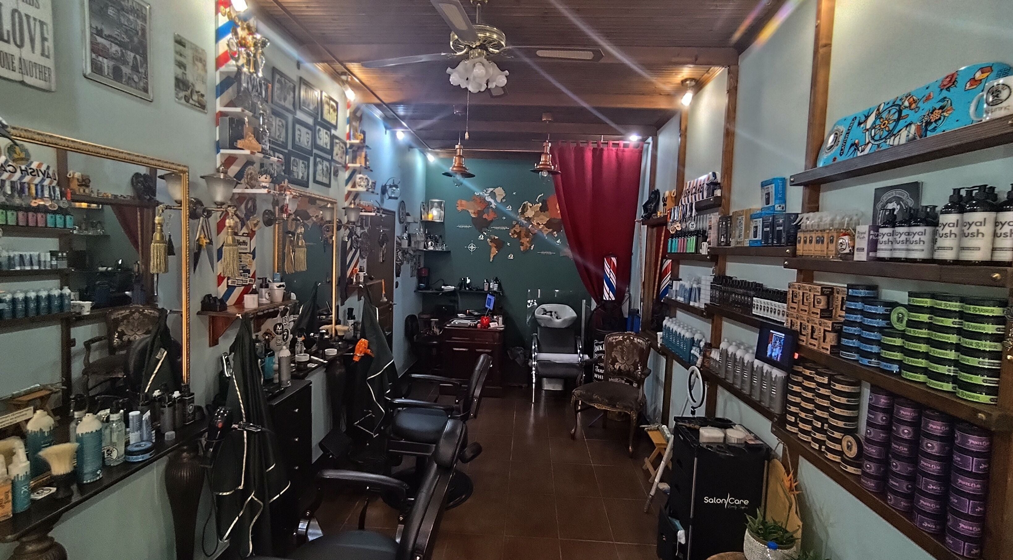 Εσωτερικό Barberiko by Rassos, Αριδαία, GR με μοντέρνα διακόσμηση και προϊόντα περιποίησης.