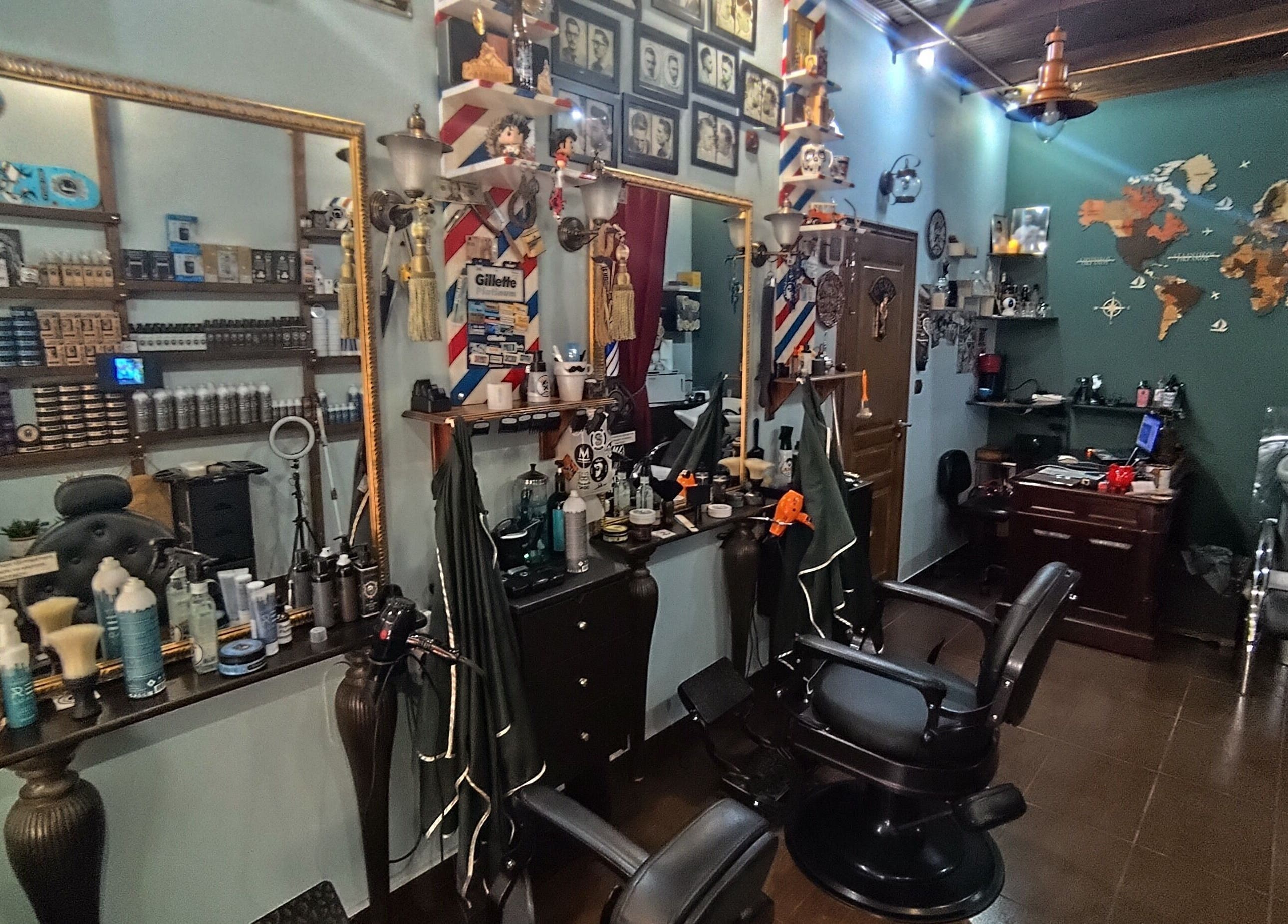 Εσωτερικό Barberiko by Rassos στην Αριδαία, GR. Κομψός χώρος με καρέκλες και προϊόντα περιποίησης.