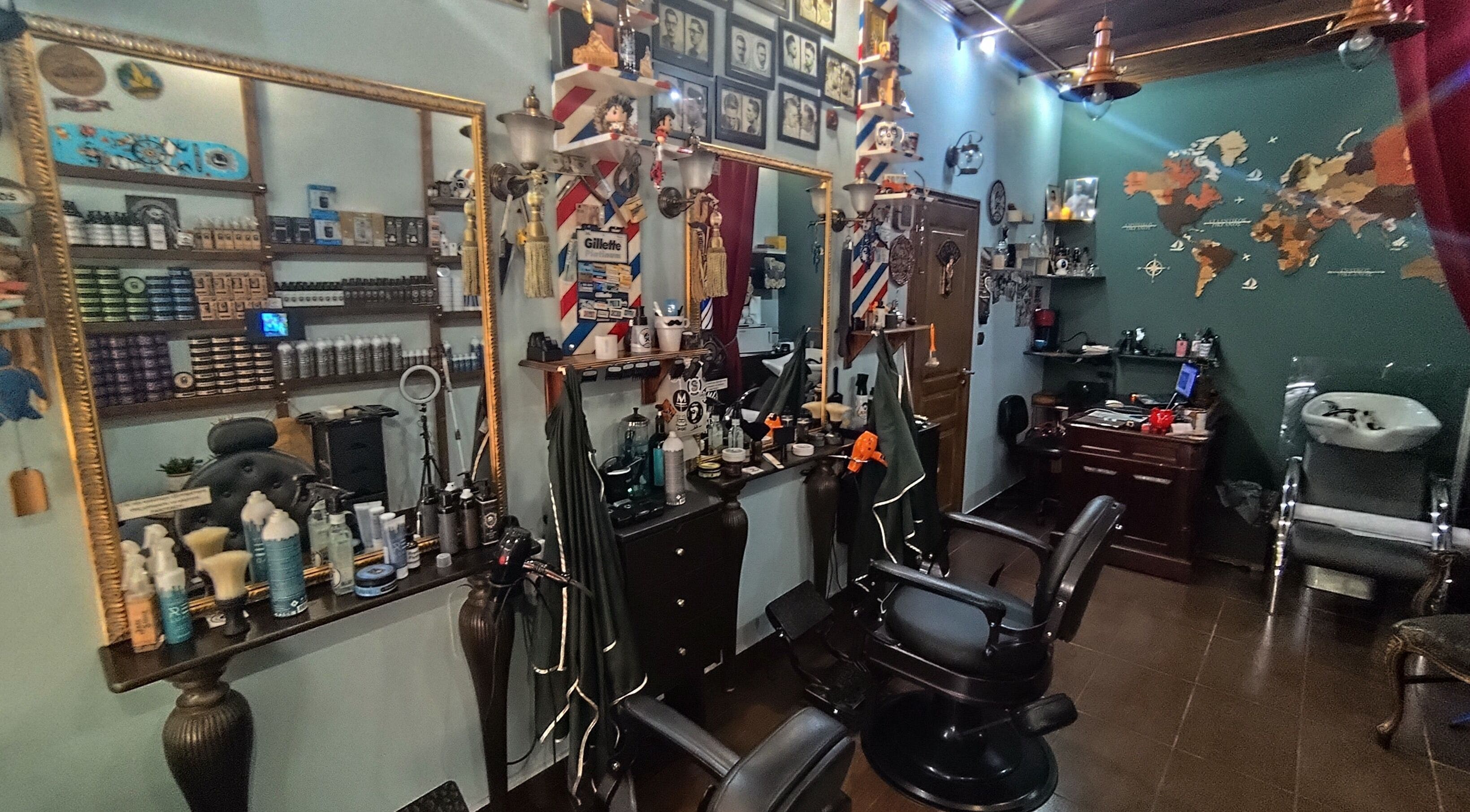 Εσωτερικό Barberiko by Rassos στην Αριδαία, GR. Κομψός χώρος με καρέκλες και προϊόντα περιποίησης.