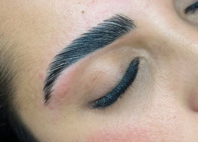 Microblading perfeito em Milena Rolim, Coimbra, Coimbra, PT, destacando sobrancelhas bem definidas.