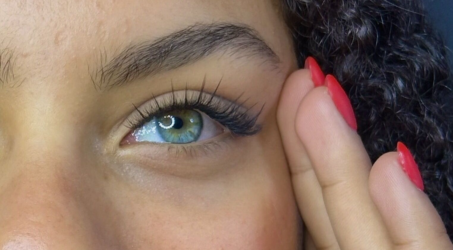 Detalhe de olho com maquiagem em Milena Rolim, Coimbra, Coimbra, PT, realçando beleza natural.