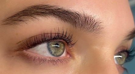 Lash Naturally