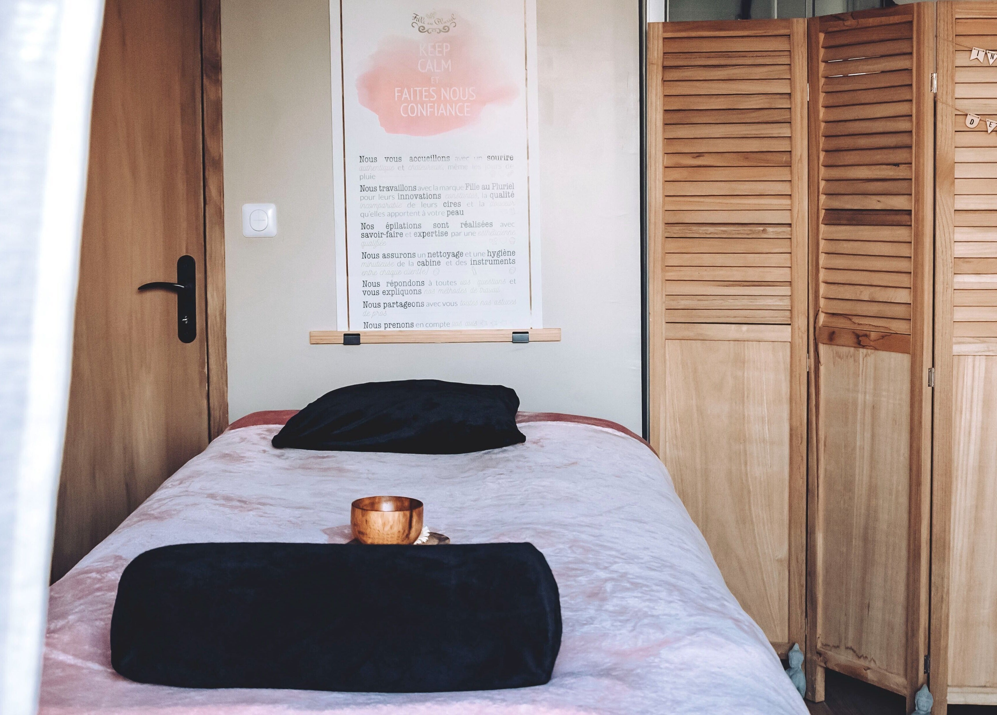 Espace détente à Instants d Evasion, La Vacherie, Normandie, FR avec lit de massage et décoration apaisante.