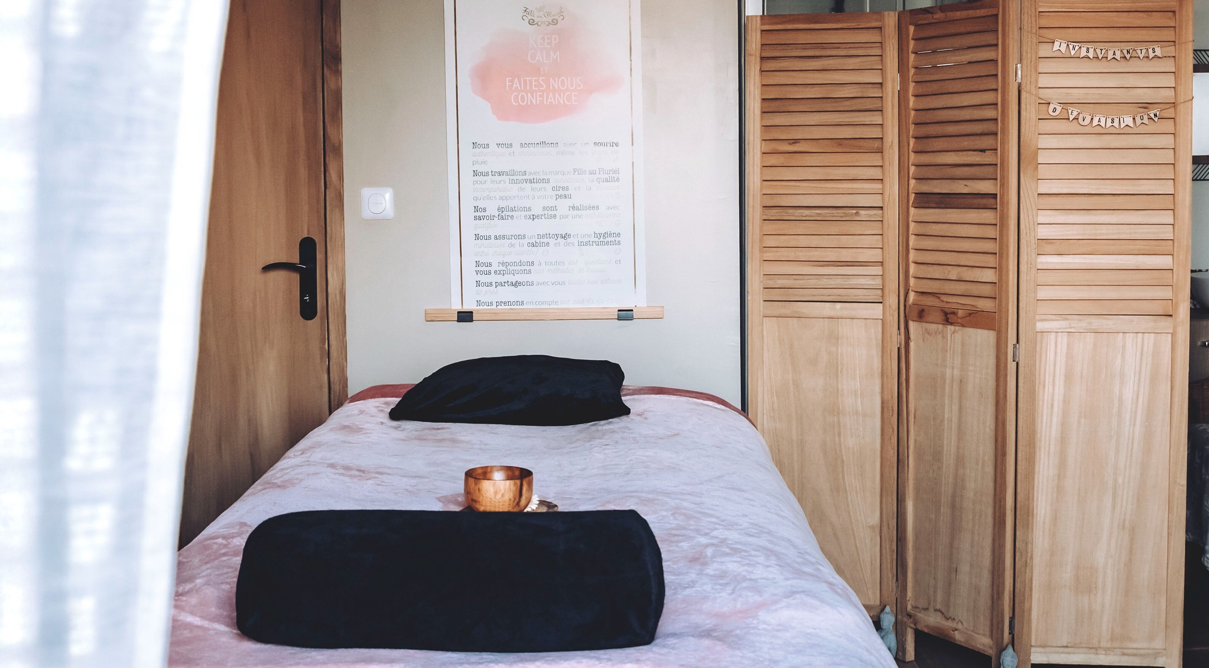 Espace détente à Instants d Evasion, La Vacherie, Normandie, FR avec lit de massage et décoration apaisante.