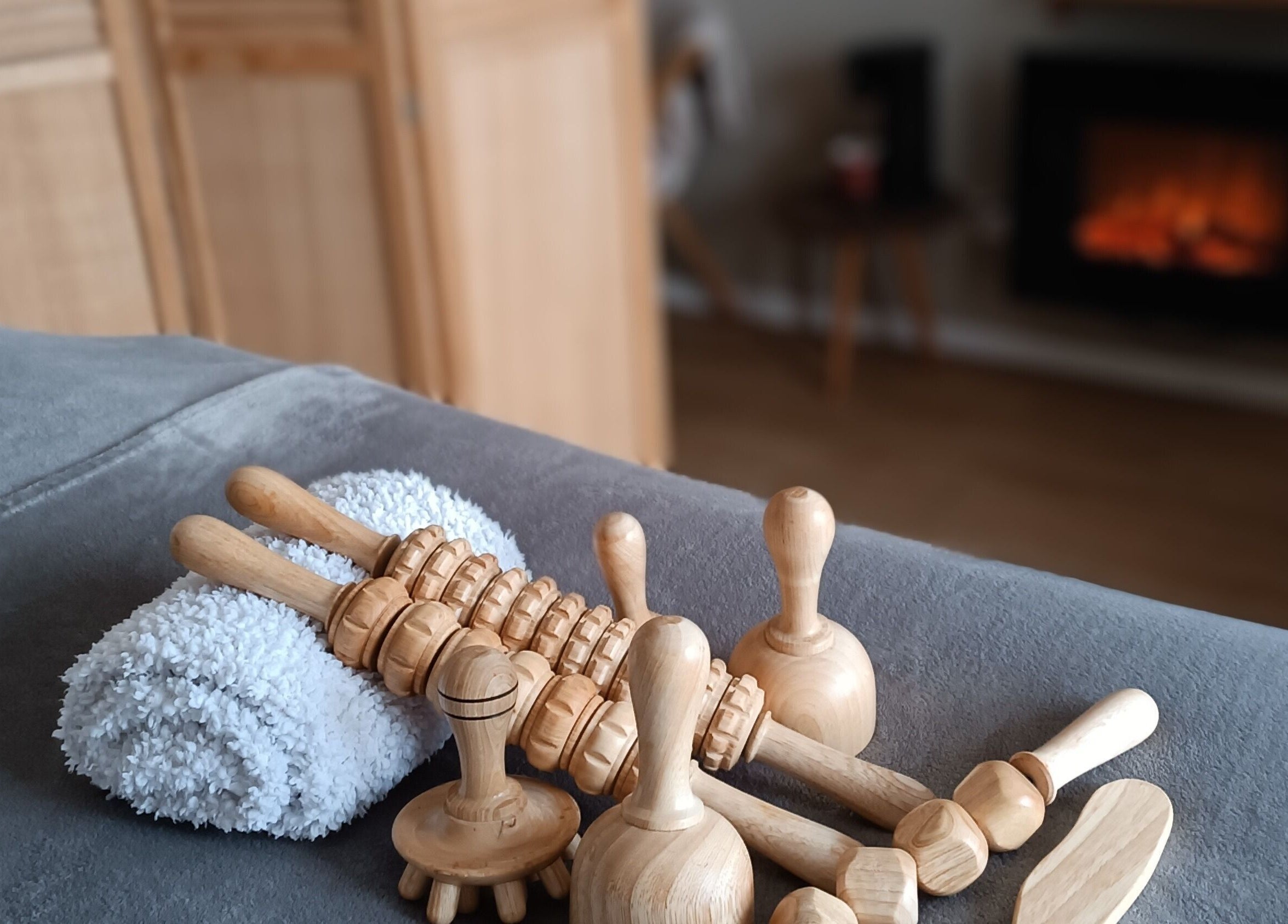 Instruments de massage en bois sur serviette à Instants d Evasion, La Vacherie, Normandie, FR.