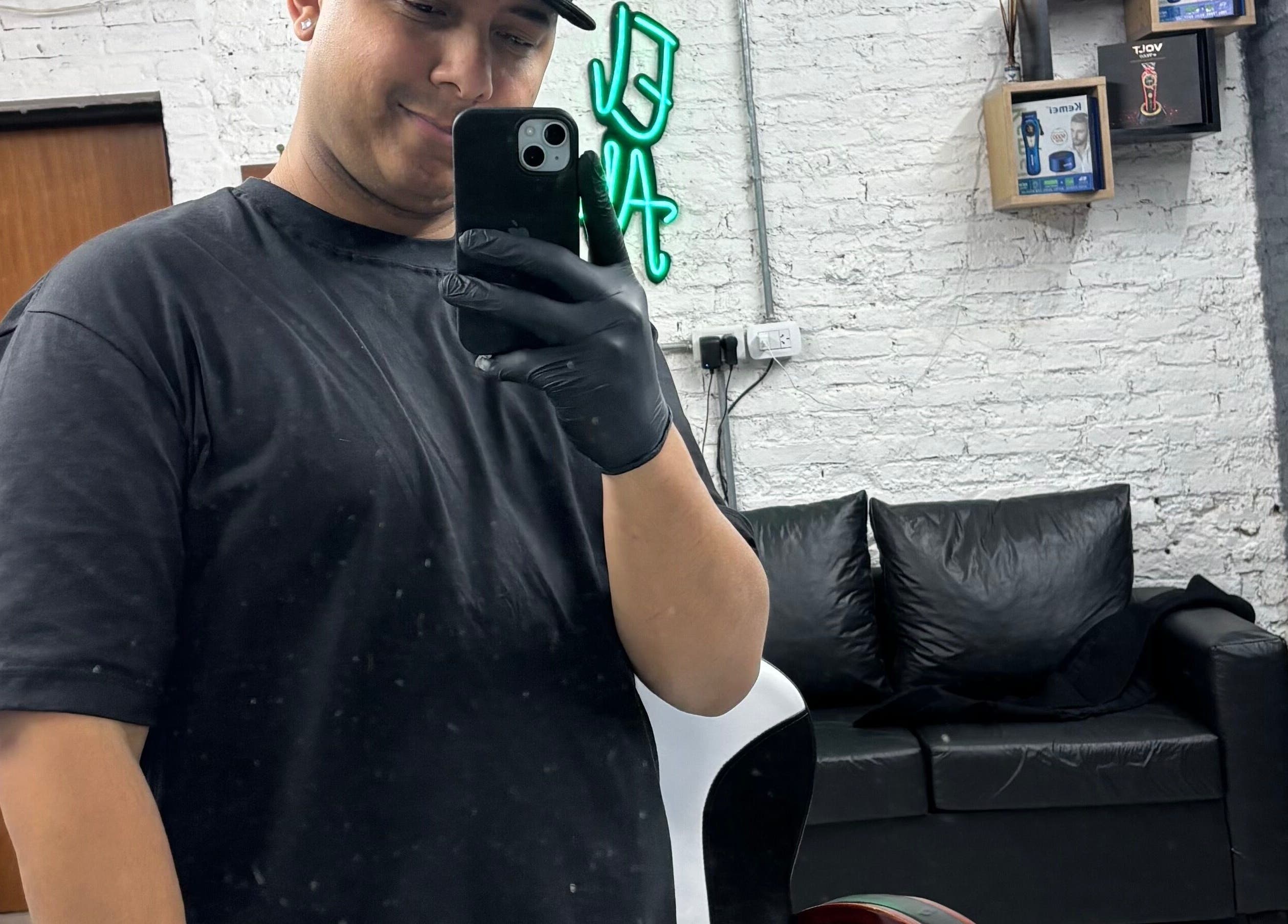 Interior de KVG Barber Studio en Bqg, Provincia De Buenos Aires, AR, mostrando un salón moderno.