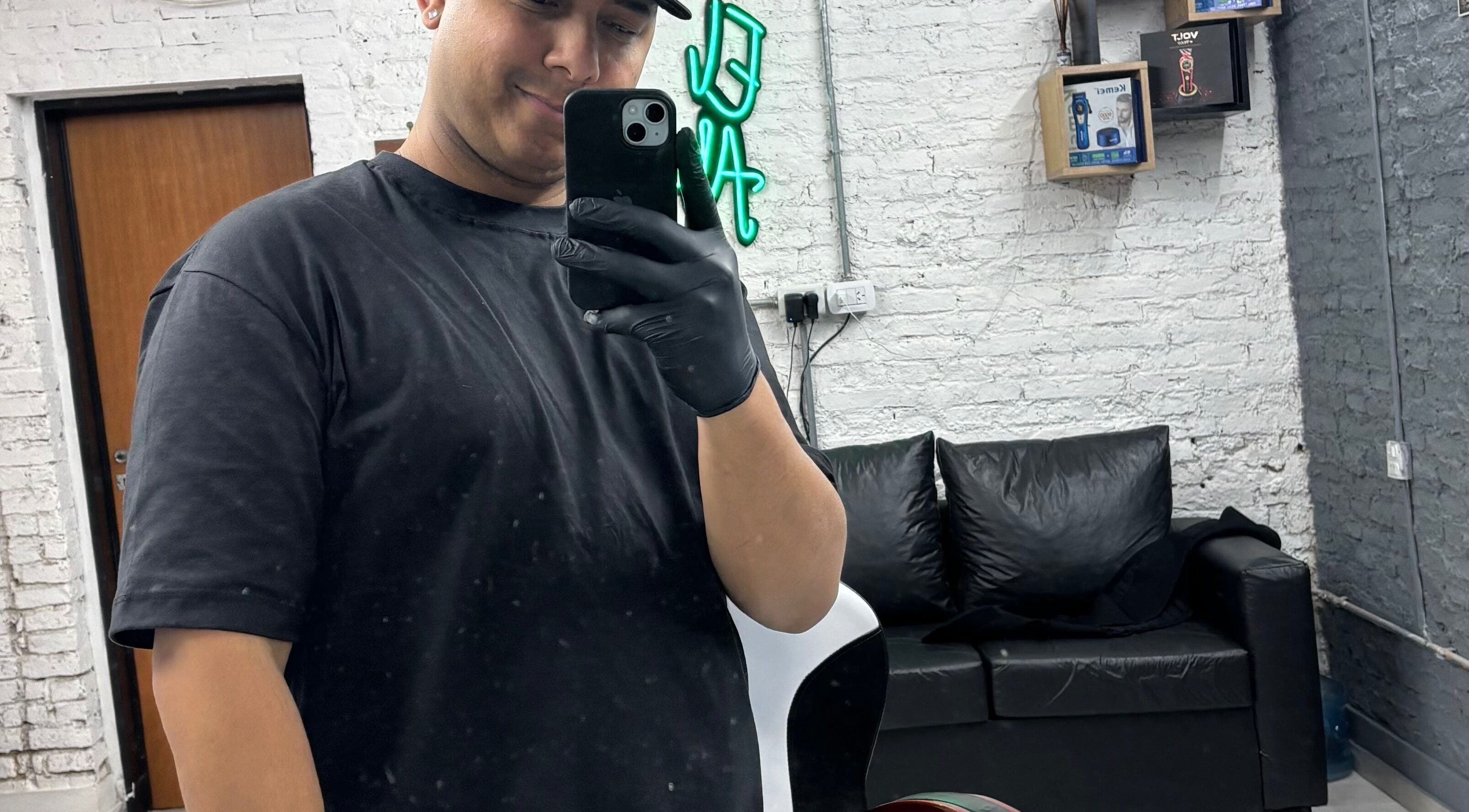 Interior de KVG Barber Studio en Bqg, Provincia De Buenos Aires, AR, mostrando un salón moderno.