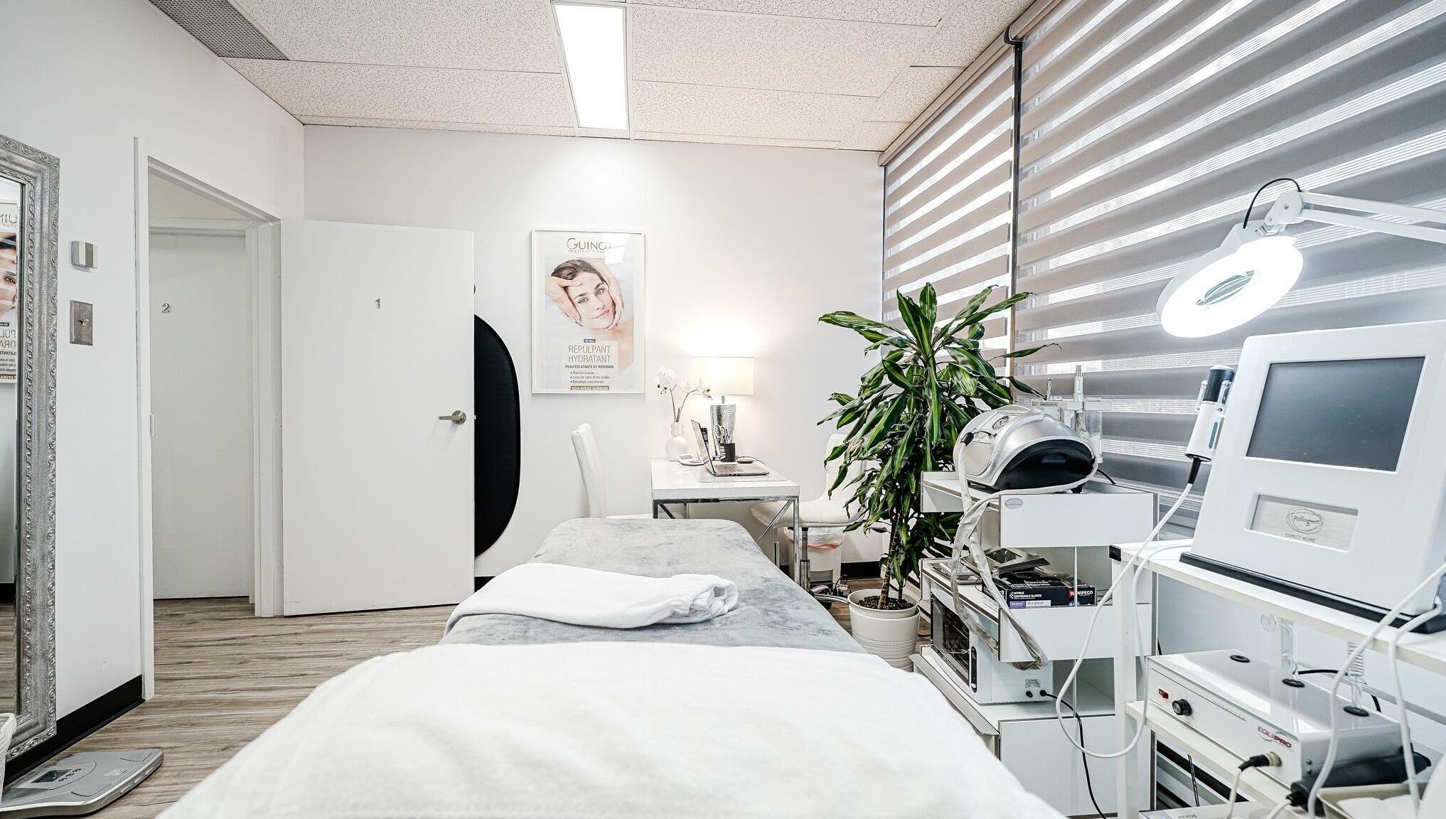 Cabine esthétique moderne à Clinique Lafayette Médico-Esthétique, Montréal, Québec, CA, avec équipements avancés.