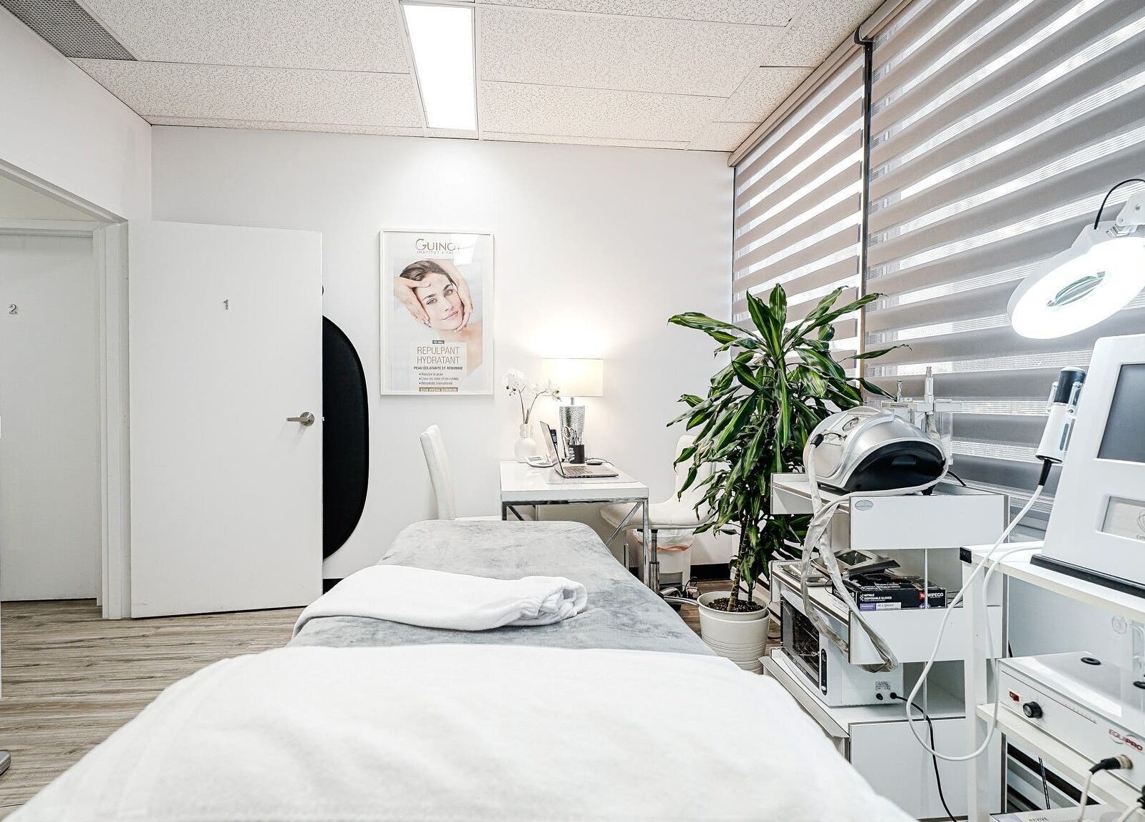 Cabine esthétique moderne à Clinique Lafayette Médico-Esthétique, Montréal, Québec, CA, avec équipements avancés.