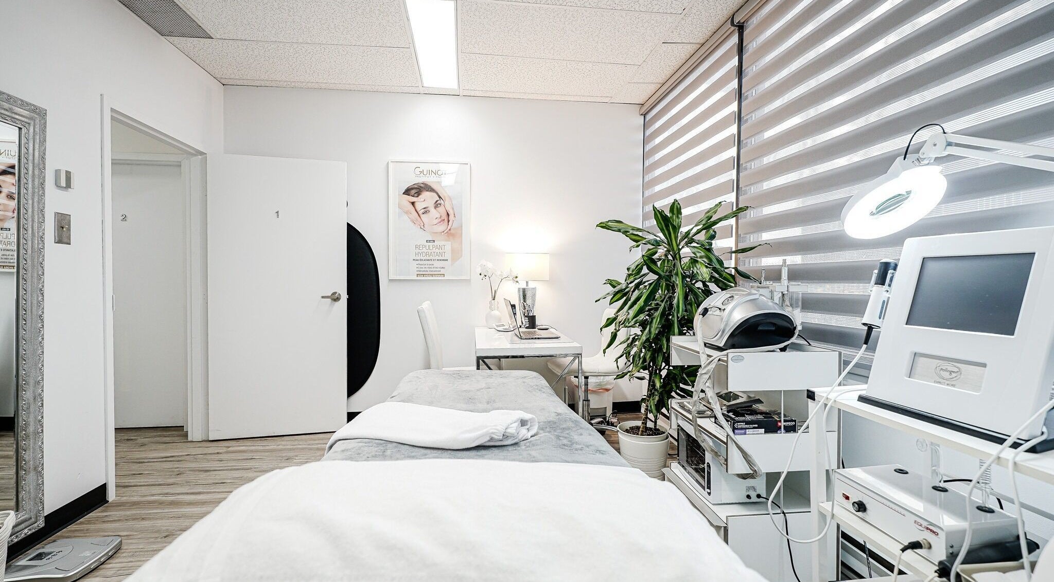 Cabine esthétique moderne à Clinique Lafayette Médico-Esthétique, Montréal, Québec, CA, avec équipements avancés.