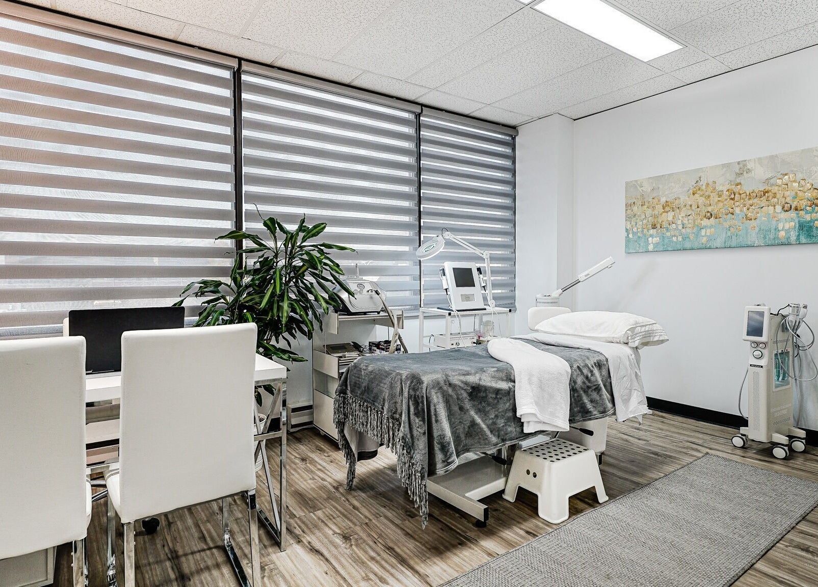 Salle de soin moderne à Clinique Lafayette Médico-Esthétique, Montréal, Québec, CA, avec équipements de bien-être.