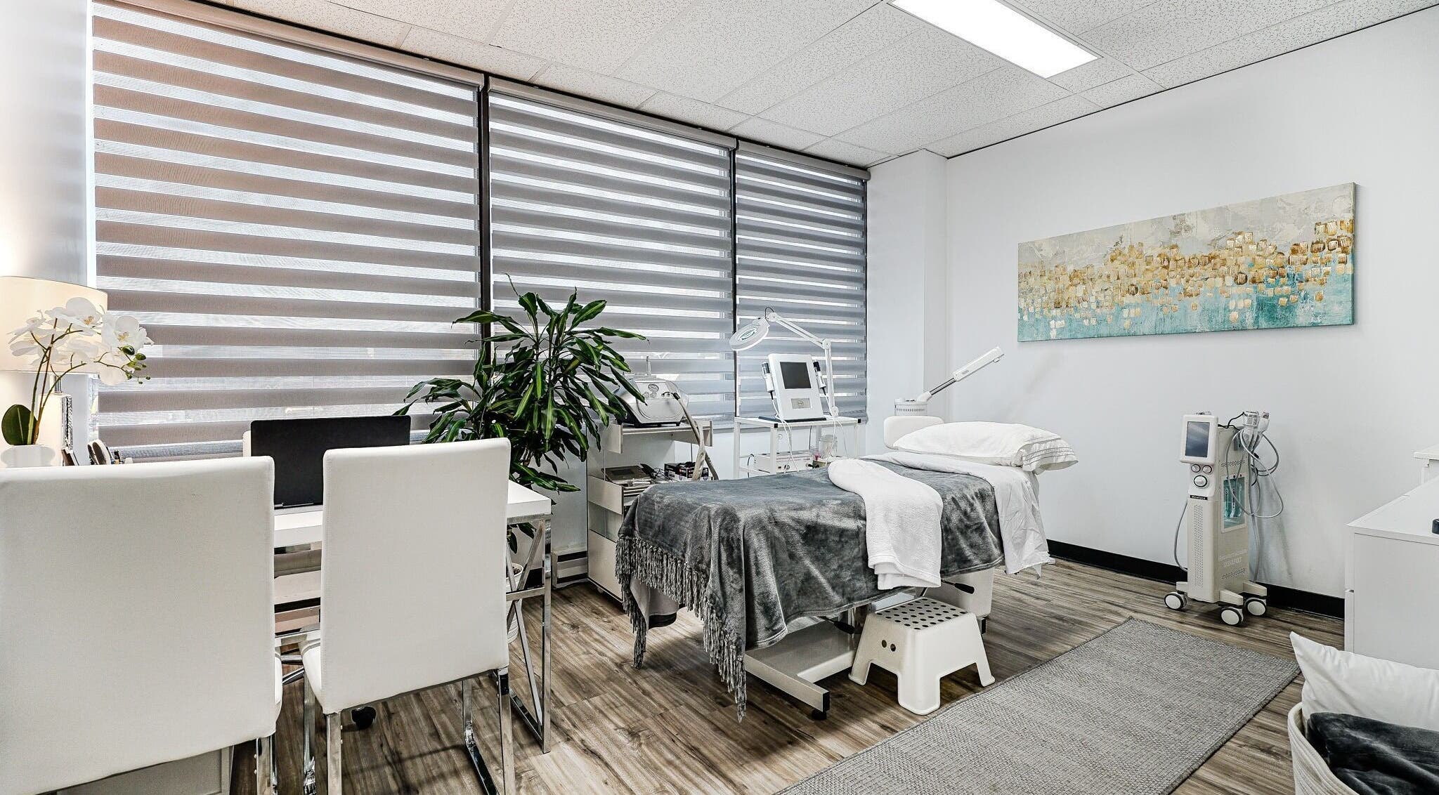 Salle de soin moderne à Clinique Lafayette Médico-Esthétique, Montréal, Québec, CA, avec équipements de bien-être.