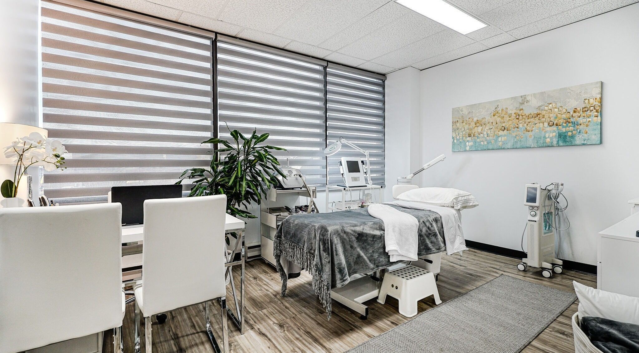 Salle de soin moderne à Clinique Lafayette Médico-Esthétique, Montréal, Québec, CA, avec équipements de bien-être.