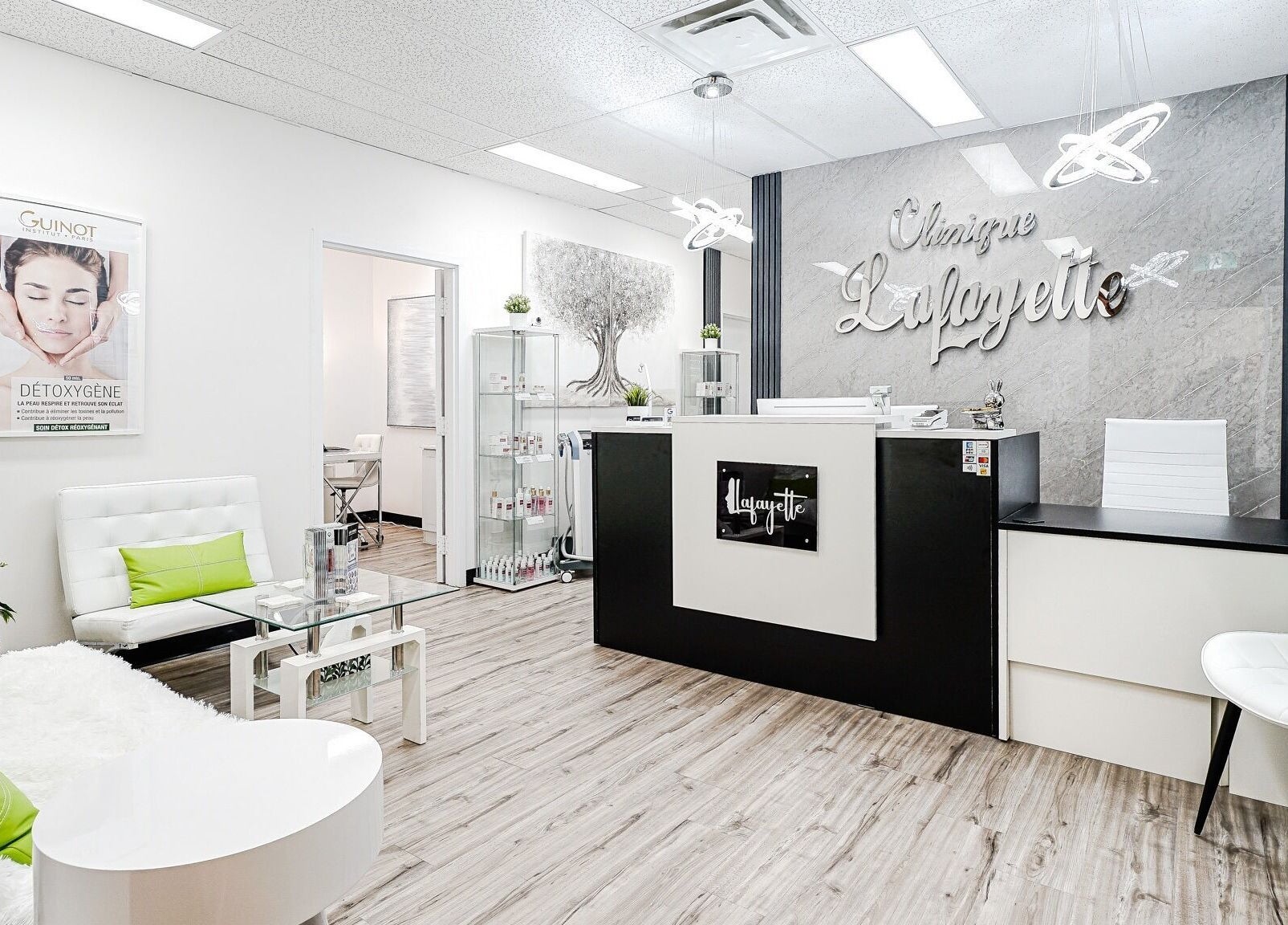 Réception moderne de la Clinique Lafayette Médico-Esthétique à Montréal, Québec, CA.