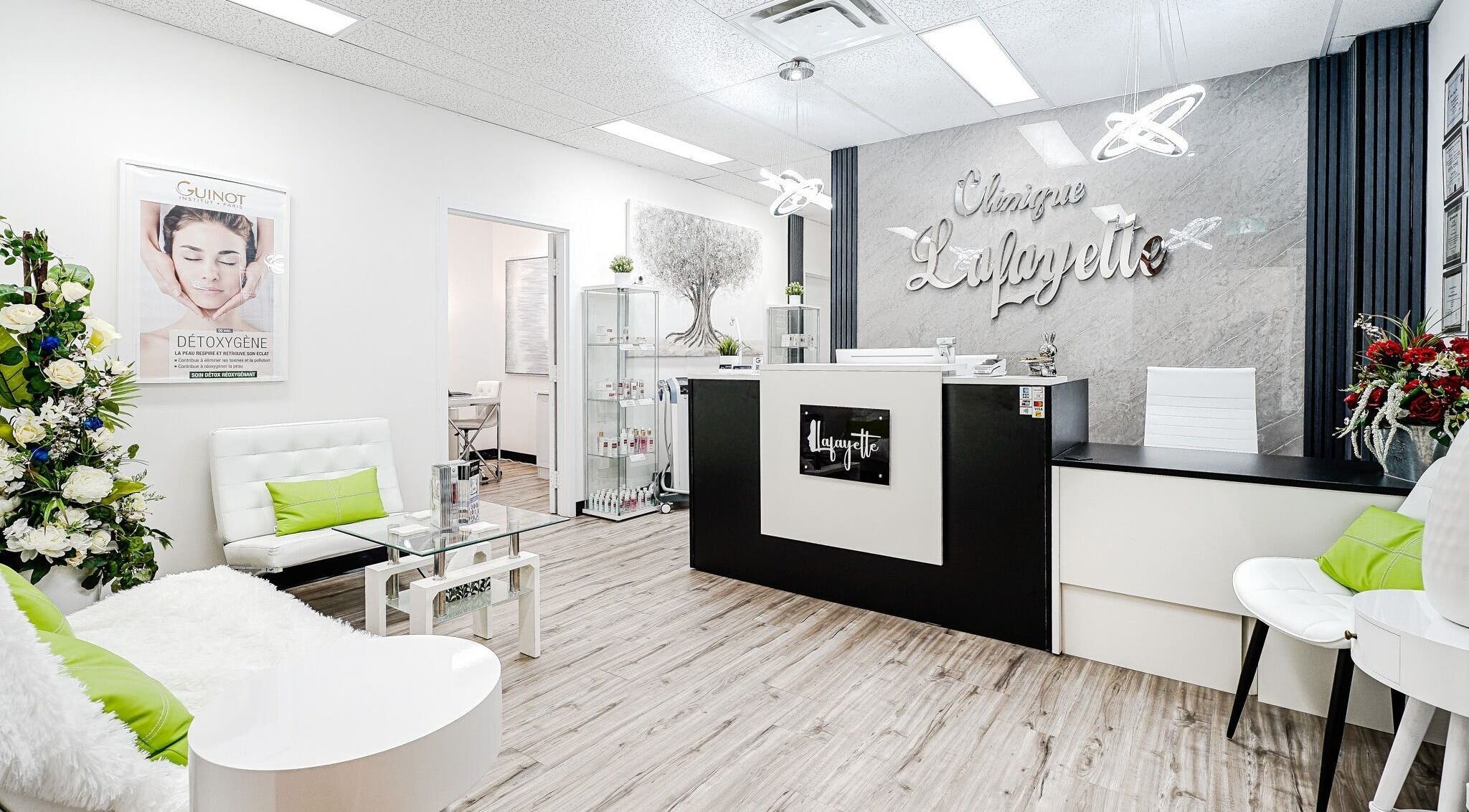 Réception moderne de la Clinique Lafayette Médico-Esthétique à Montréal, Québec, CA.