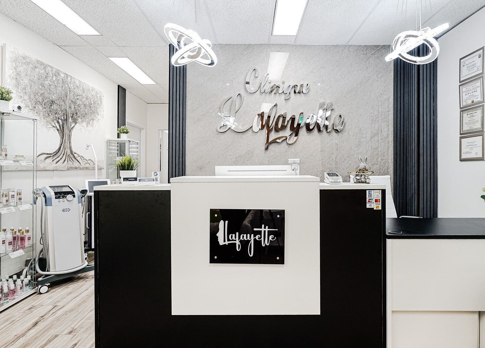 Réception moderne de Clinique Lafayette Médico-Esthétique à Montréal, Québec, CA, avec décoration élégante.