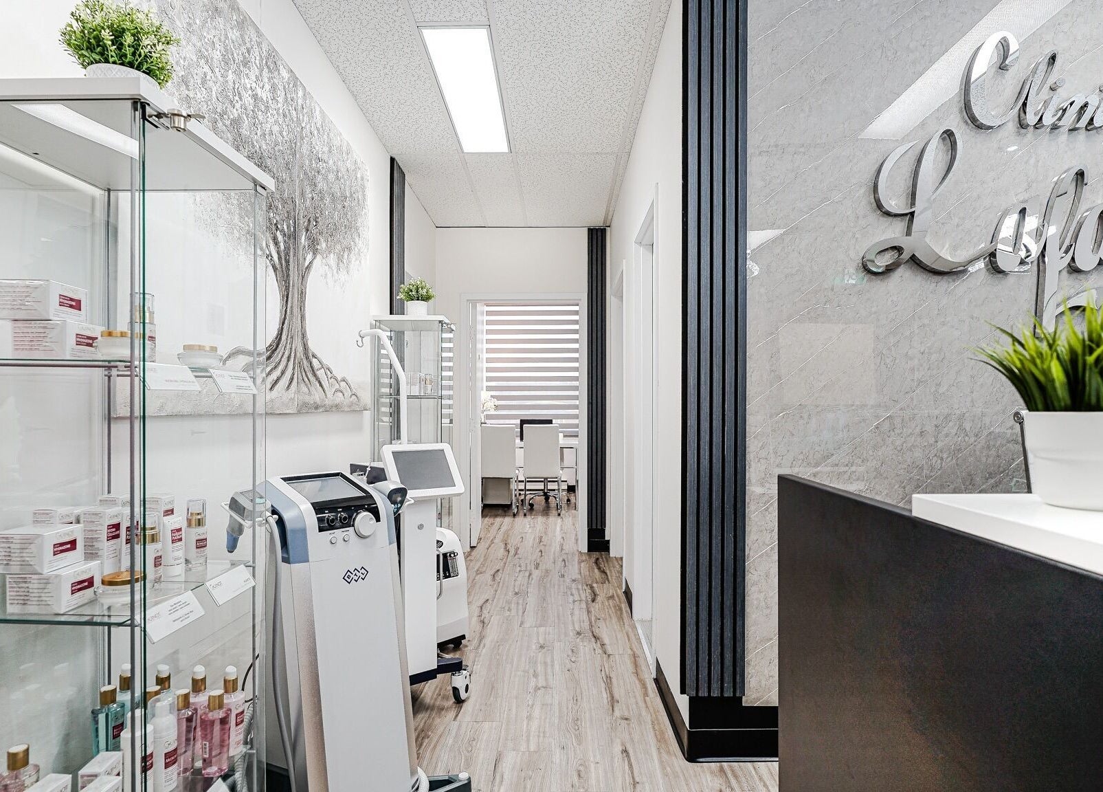 Intérieur élégant de la Clinique Lafayette Médico-Esthétique à Montréal, Québec, CA.