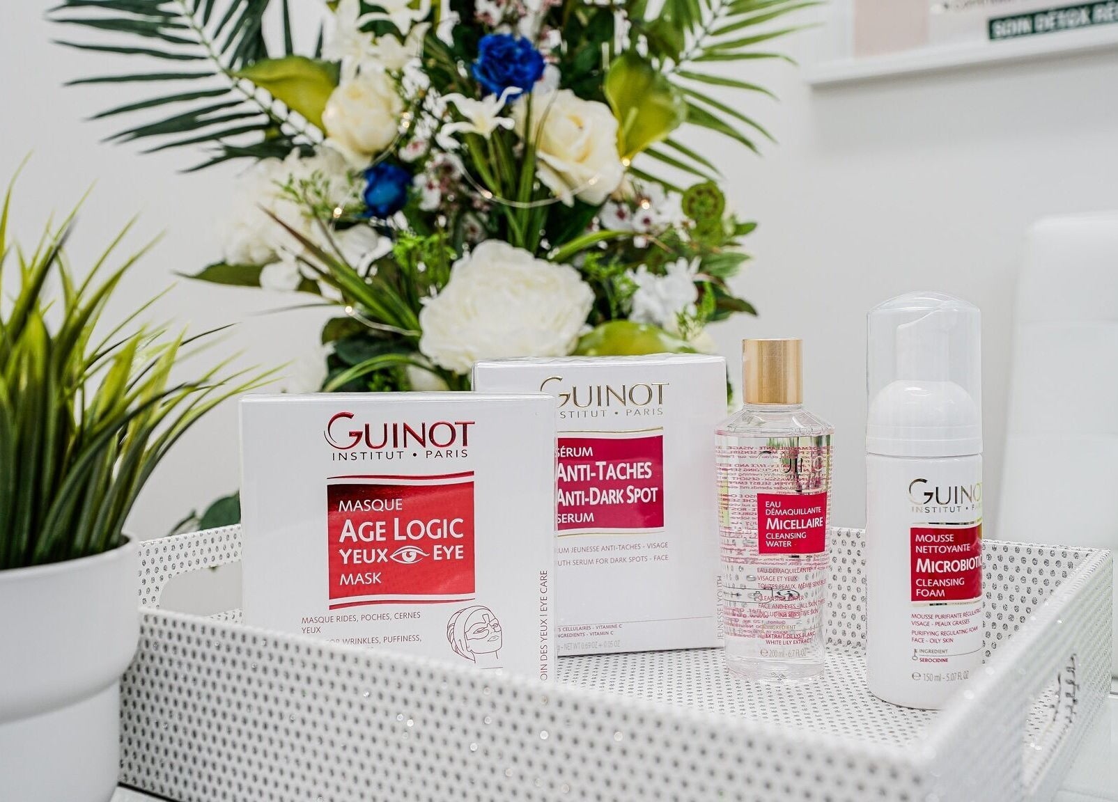 Produits Guinot élégamment exposés à Clinique Lafayette Médico-Esthétique, Montréal, Québec, CA.