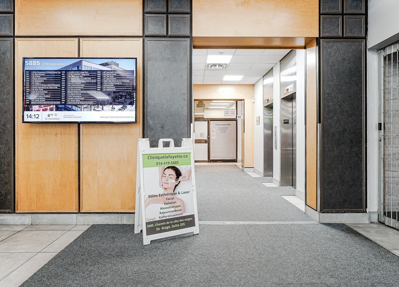 Entrée de Clinique Lafayette Médico-Esthétique à Montréal, Québec, CA avec panneau d'information.