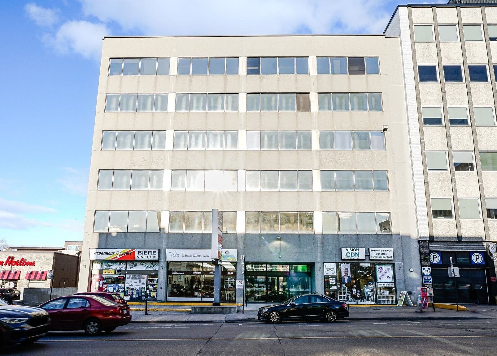 Façade moderne de Clinique Lafayette Médico-Esthétique à Montréal, Québec, CA, accueillante et professionnelle.