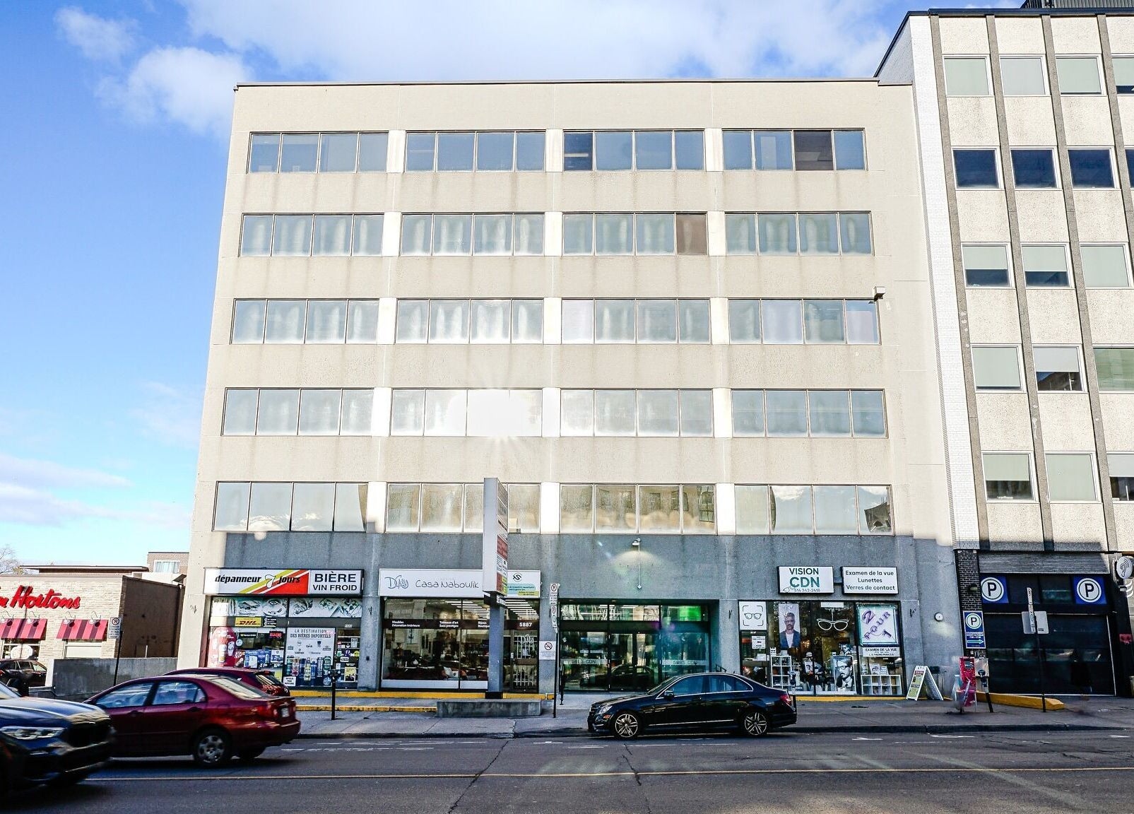 Façade moderne de Clinique Lafayette Médico-Esthétique à Montréal, Québec, CA, accueillante et professionnelle.
