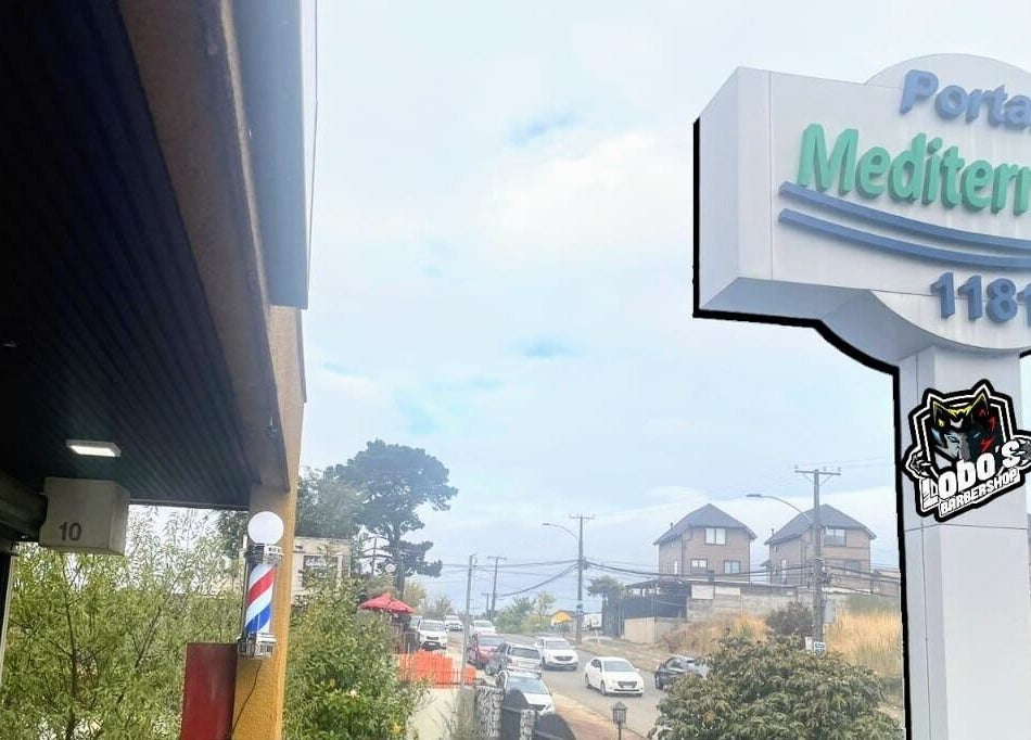 Entrada de Lobosbarbershop en Concepción, Bío Bío, CL, junto a un letrero de Portal Mediterráneo.