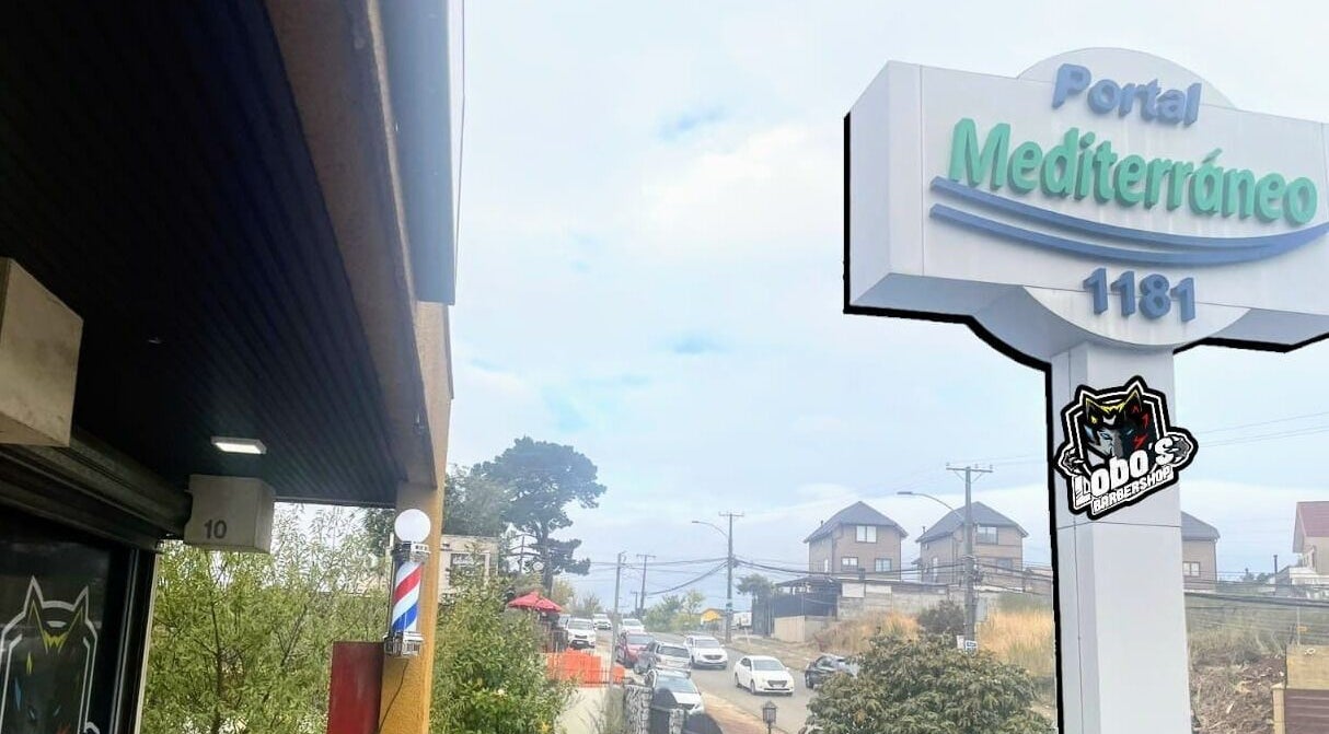 Entrada de Lobosbarbershop en Concepción, Bío Bío, CL, junto a un letrero de Portal Mediterráneo.