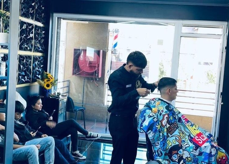 Barbero en Lobosbarbershop Concepción, Bío Bío, CL realizando un corte moderno a cliente.