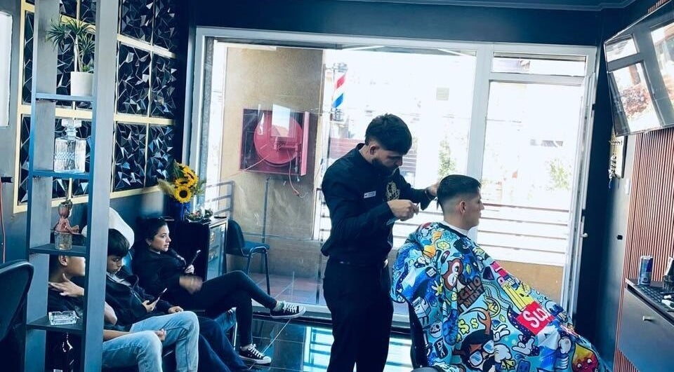 Barbero en Lobosbarbershop Concepción, Bío Bío, CL realizando un corte moderno a cliente.
